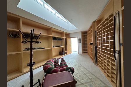 Casa de condomínio à venda com 936m², 4 quartos e 8 vagasCloset da suíte 1