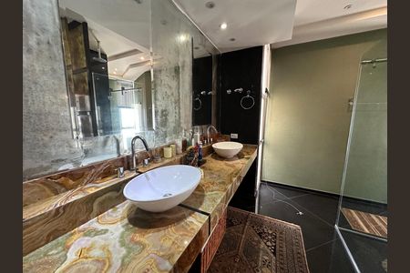 Casa de condomínio à venda com 936m², 4 quartos e 8 vagasBanheiro da Suíte 1