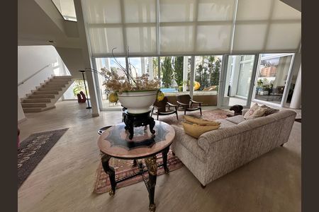 Casa de condomínio à venda com 936m², 4 quartos e 8 vagasSala