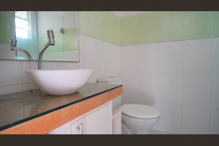 Banheiro de apartamento à venda com 2 quartos, 52m² em Rubem Berta, Porto Alegre