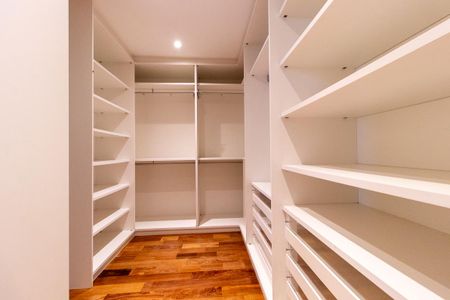 Apartamento para alugar com 390m², 4 quartos e 3 vagas Apartamento para alugar com 390m², 4 quartos e 3 vagasCloset da suíte