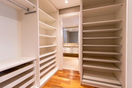 Apartamento para alugar com 390m², 4 quartos e 3 vagas Apartamento para alugar com 390m², 4 quartos e 3 vagasCloset da suíte