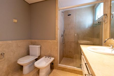 Apartamento para alugar com 390m², 4 quartos e 3 vagas Apartamento para alugar com 390m², 4 quartos e 3 vagasBanheiro da Suíte 2