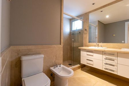 Apartamento para alugar com 390m², 4 quartos e 3 vagas Apartamento para alugar com 390m², 4 quartos e 3 vagasBanheiro da Suíte 2
