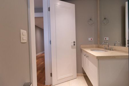 Apartamento para alugar com 390m², 4 quartos e 3 vagas Apartamento para alugar com 390m², 4 quartos e 3 vagasBanheiro da Suíte 1