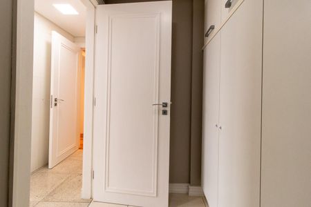 Apartamento para alugar com 390m², 4 quartos e 3 vagas Apartamento para alugar com 390m², 4 quartos e 3 vagasBanheiro de serviço