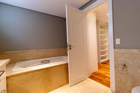 Apartamento para alugar com 390m², 4 quartos e 3 vagas Apartamento para alugar com 390m², 4 quartos e 3 vagasBanheiro da Suíte 2