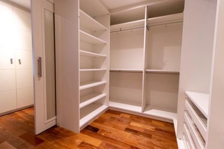 Apartamento para alugar com 390m², 4 quartos e 3 vagas Apartamento para alugar com 390m², 4 quartos e 3 vagasCloset da suíte