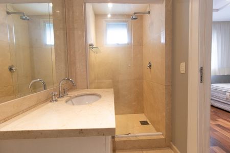 Apartamento para alugar com 390m², 4 quartos e 3 vagas Apartamento para alugar com 390m², 4 quartos e 3 vagasBanheiro da Suíte 4