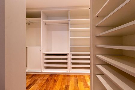 Apartamento para alugar com 390m², 4 quartos e 3 vagas Apartamento para alugar com 390m², 4 quartos e 3 vagasCloset da suíte