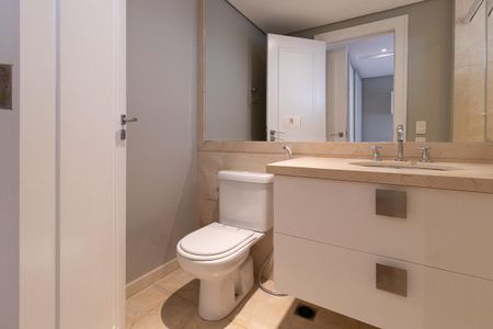 Apartamento para alugar com 390m², 4 quartos e 3 vagas Apartamento para alugar com 390m², 4 quartos e 3 vagasBanheiro da Suíte 4