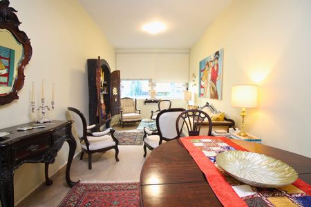 Sala com móveis antigos e decoração tradicional, com uma mesa redonda e cadeiras de madeira. de apartamento para alugar com 2 quartos, 108m² em Leblon, Rio de Janeiro