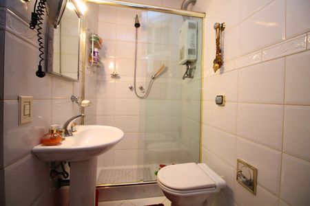 Apartamento para alugar com 108m², 2 quartos e 1 vaga Apartamento para alugar com 108m², 2 quartos e 1 vagaBanheiro com piso de porcelanato, vaso sanitário e chuveiro, com iluminação adequada e mobiliário simples.