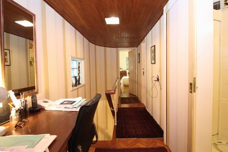 Apartamento para alugar com 108m², 2 quartos e 1 vaga Apartamento para alugar com 108m², 2 quartos e 1 vagaCorredor com escada e porta de acesso ao quarto.