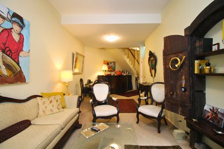 Sala com móveis antigos e pinturas em estilo art déco, com iluminação boa e decoração simples. de apartamento para alugar com 2 quartos, 108m² em Leblon, Rio de Janeiro