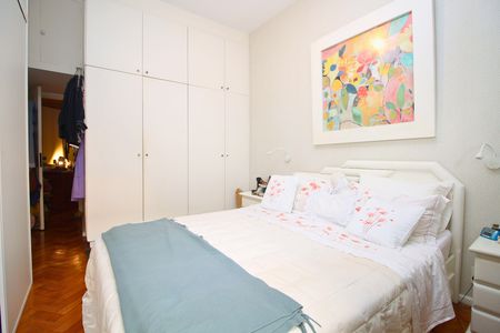 Apartamento para alugar com 108m², 2 quartos e 1 vaga Apartamento para alugar com 108m², 2 quartos e 1 vagaCama simples com colchão branco e cobertor azul, com pintura floral na parede acima.