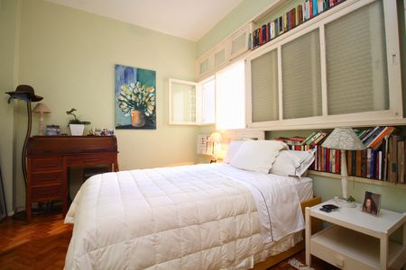 Quarto simples com cama, mesa e pintura de flores. de apartamento para alugar com 2 quartos, 108m² em Leblon, Rio de Janeiro