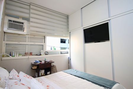 Quarto com cama, TV e ar condicionado, com vista para a rua. de apartamento para alugar com 2 quartos, 108m² em Leblon, Rio de Janeiro