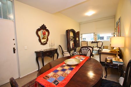 Sala com mesa redonda, cadeiras, console, espelho, prateleira e janela com cortinas. de apartamento para alugar com 2 quartos, 108m² em Leblon, Rio de Janeiro