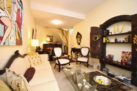 Sala com móveis antigos e decoração eclética, com pinturas e objetos de arte. de apartamento para alugar com 2 quartos, 108m² em Leblon, Rio de Janeiro