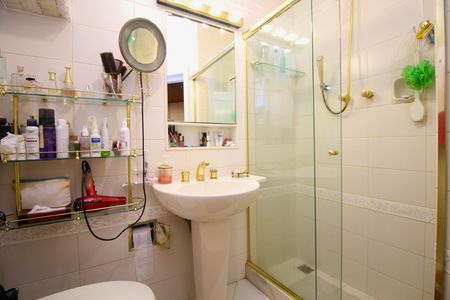 Apartamento para alugar com 108m², 2 quartos e 1 vaga Apartamento para alugar com 108m², 2 quartos e 1 vagaBanheiro com piso de porcelanato, vaso sanitário e chuveiro