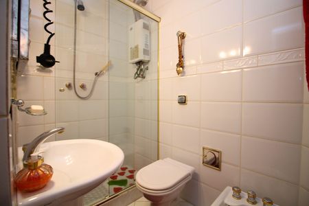 Apartamento para alugar com 108m², 2 quartos e 1 vaga Apartamento para alugar com 108m², 2 quartos e 1 vagaBanheiro com chuveiro, pia e vaso sanitário, com azulejos brancos e um tapete colorido no chão.