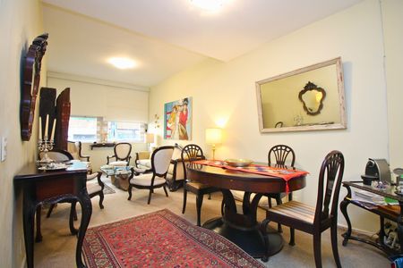 Apartamento para alugar com 108m², 2 quartos e 1 vaga Apartamento para alugar com 108m², 2 quartos e 1 vagaSala com mesa redonda e cadeiras, com um quadro de arte na parede e um espelho grande.
