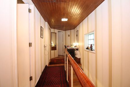 Apartamento para alugar com 108m², 2 quartos e 1 vaga Apartamento para alugar com 108m², 2 quartos e 1 vagaCorredor com piso de madeira e teto de madeira, iluminado por uma lâmpada.