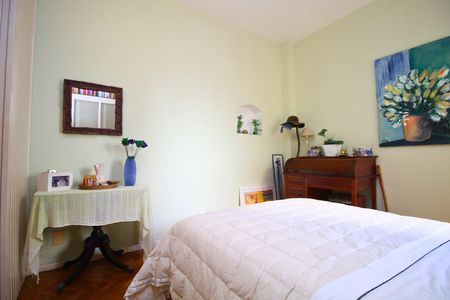 Quarto com cama, mesa e quadros na parede, com um ambiente acolhedor e decorado. de apartamento para alugar com 2 quartos, 108m² em Leblon, Rio de Janeiro