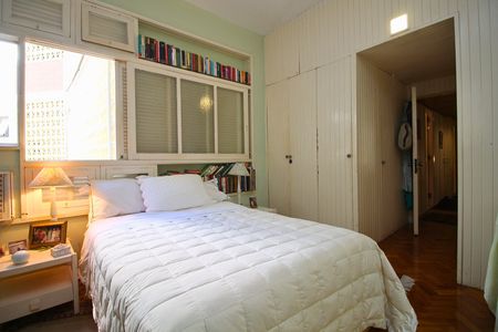 Apartamento para alugar com 108m², 2 quartos e 1 vaga Apartamento para alugar com 108m², 2 quartos e 1 vagaQuarto simples com cama de casal e móveis brancos, com uma janela grande e iluminação natural.