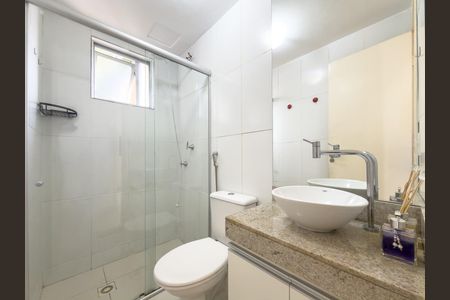 Apartamento à venda com 64m², 3 quartos e 1 vaga Apartamento à venda com 64m², 3 quartos e 1 vagaBanheiro Social