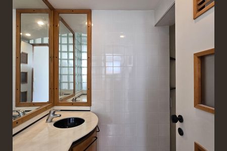 Apartamento à venda com 80m², 1 quarto e 2 vagas Apartamento à venda com 80m², 1 quarto e 2 vagasBanheiro da Suíte