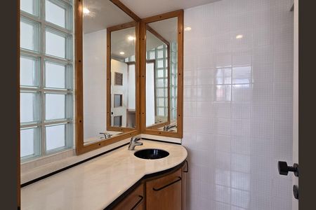 Apartamento à venda com 80m², 1 quarto e 2 vagas Apartamento à venda com 80m², 1 quarto e 2 vagas Banheiro da Suíte