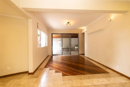 Casa para alugar com 250m², 3 quartos e 5 vagas Casa para alugar com 250m², 3 quartos e 5 vagasSala