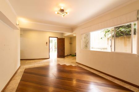 Casa para alugar com 250m², 3 quartos e 5 vagas Casa para alugar com 250m², 3 quartos e 5 vagasSala