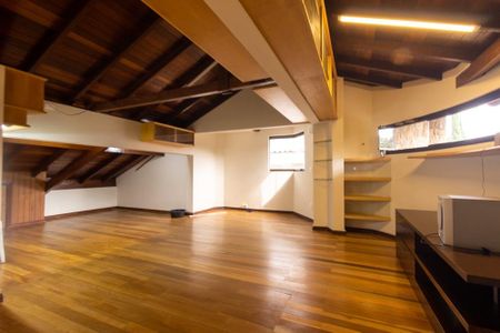 Casa para alugar com 250m², 3 quartos e 5 vagas Casa para alugar com 250m², 3 quartos e 5 vagasAtico