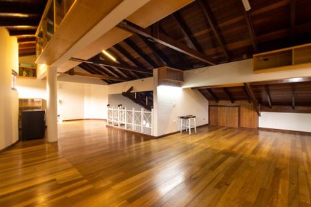 Casa para alugar com 250m², 3 quartos e 5 vagas Casa para alugar com 250m², 3 quartos e 5 vagasAtico