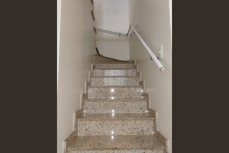 Escada de casa à venda com 3 quartos, 219m² em Vila Rosalia, Guarulhos