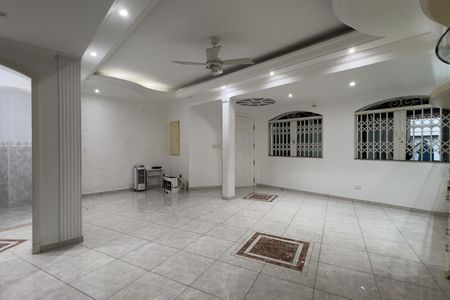 Casa à venda com 230m², 3 quartos e 4 vagasSala
