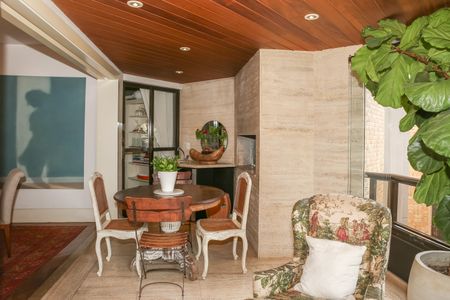 Apartamento à venda com 247m², 4 quartos e 4 vagas Apartamento à venda com 247m², 4 quartos e 4 vagasSala