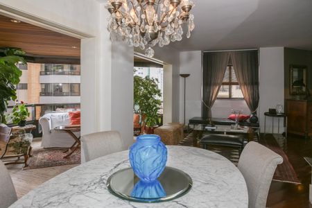 Apartamento à venda com 247m², 4 quartos e 4 vagas Apartamento à venda com 247m², 4 quartos e 4 vagasSala
