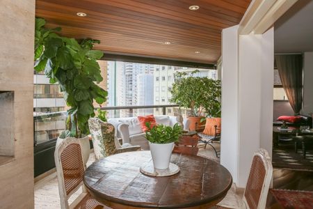 Apartamento à venda com 247m², 4 quartos e 4 vagas Apartamento à venda com 247m², 4 quartos e 4 vagasSala