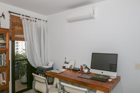 Apartamento à venda com 247m², 4 quartos e 4 vagas Apartamento à venda com 247m², 4 quartos e 4 vagasQuarto 4