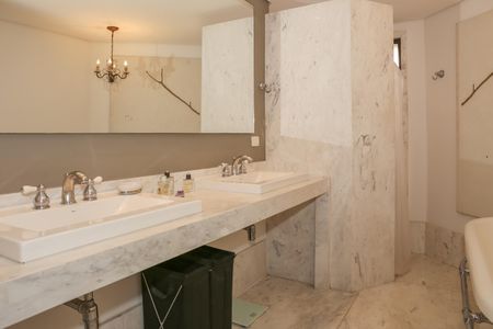 Apartamento à venda com 247m², 4 quartos e 4 vagas Apartamento à venda com 247m², 4 quartos e 4 vagasBanheiro da Suíte 1