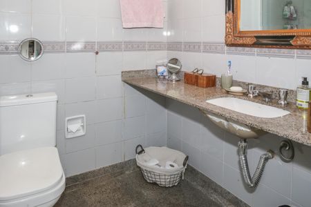 Apartamento à venda com 247m², 4 quartos e 4 vagas Apartamento à venda com 247m², 4 quartos e 4 vagasBanheiro da Suíte 2