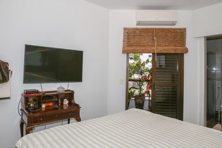 Apartamento à venda com 247m², 4 quartos e 4 vagas Apartamento à venda com 247m², 4 quartos e 4 vagasSuíte 2