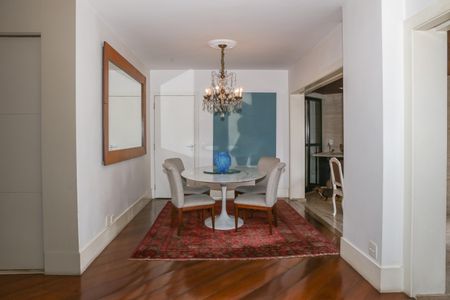 Apartamento à venda com 247m², 4 quartos e 4 vagas Apartamento à venda com 247m², 4 quartos e 4 vagasSala