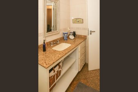 Apartamento à venda com 247m², 4 quartos e 4 vagas Apartamento à venda com 247m², 4 quartos e 4 vagasBanheiro Social