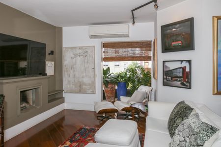 Apartamento à venda com 247m², 4 quartos e 4 vagas Apartamento à venda com 247m², 4 quartos e 4 vagasSala