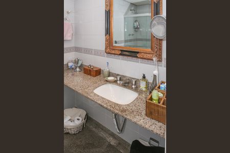 Apartamento à venda com 247m², 4 quartos e 4 vagas Apartamento à venda com 247m², 4 quartos e 4 vagasBanheiro da Suíte 2